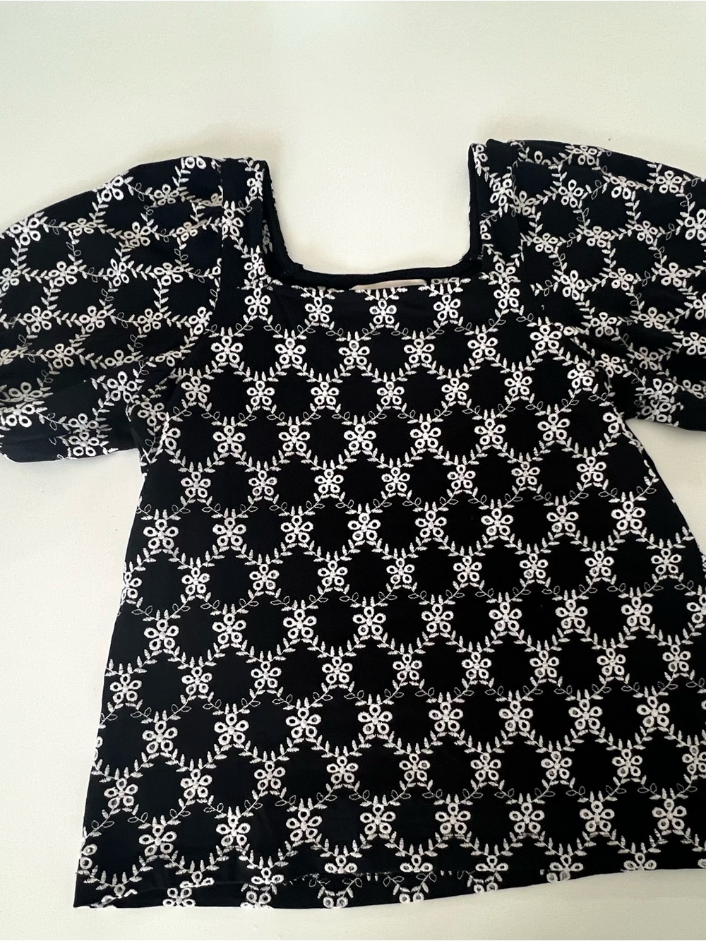 LOFT Black and White Floral Lattice Puff Sleeve Top